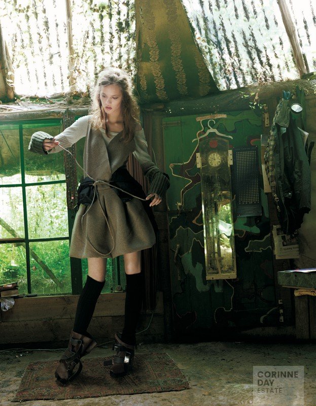 Second Nature, British Vogue, November 2006 — Image 7 of 10