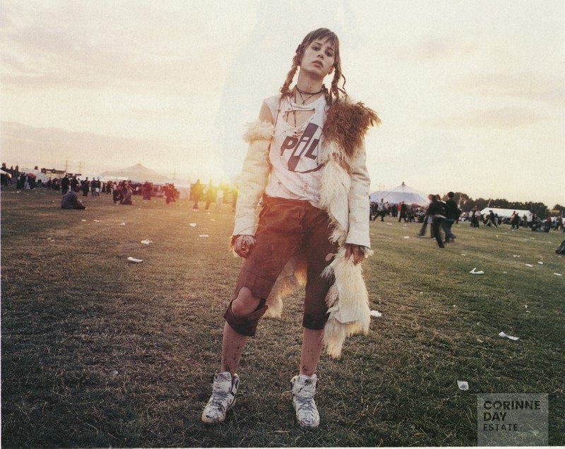 The Popular Issue - I'm not like them but I can pretend, i-D, October 2001 — Image 2 of 9
