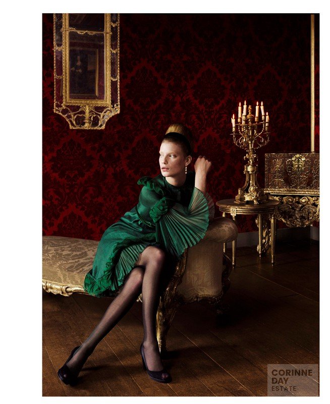 A charming blend, Vogue Italia, December 2005 — Image 5 of 6