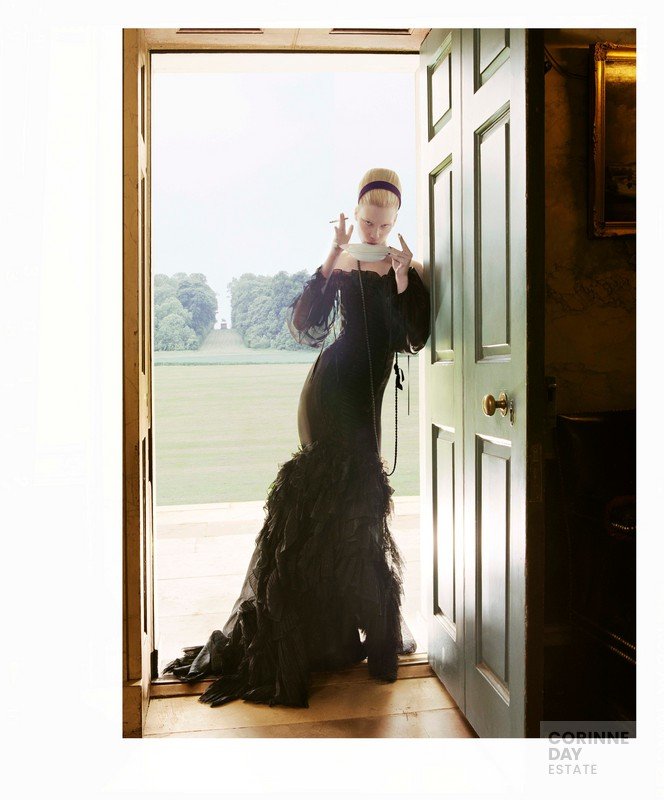 A charming blend, Vogue Italia, December 2005 — Image 2 of 6