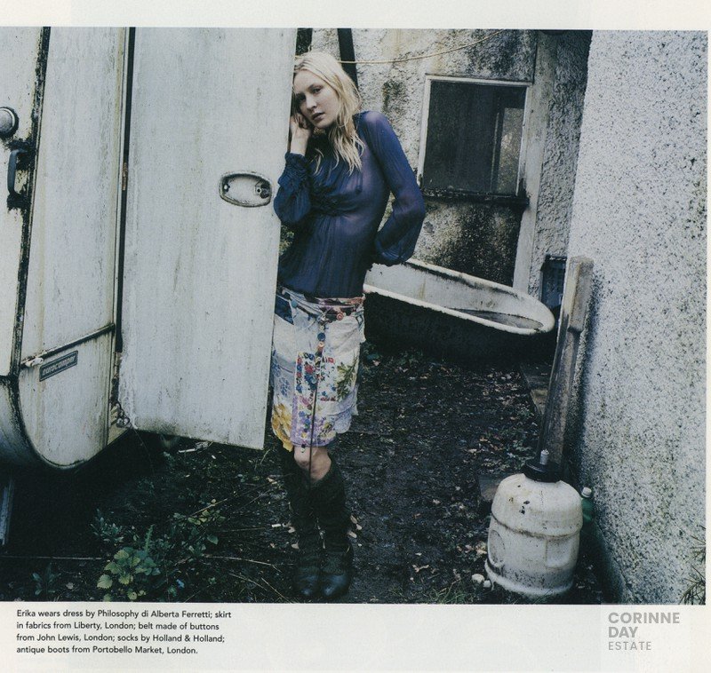 The Streakers Issue - May the circle remain unbroken, i-D, June 2002 — Image 5 of 9