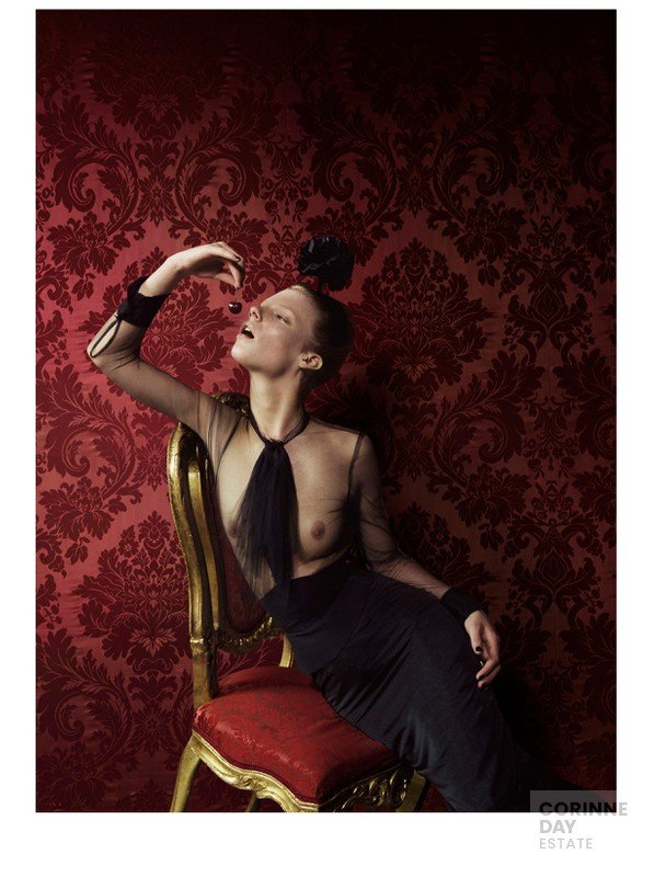 A charming blend, Vogue Italia, December 2005 — Image 6 of 6