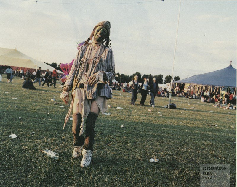The Popular Issue - I'm not like them but I can pretend, i-D, October 2001 — Image 7 of 9