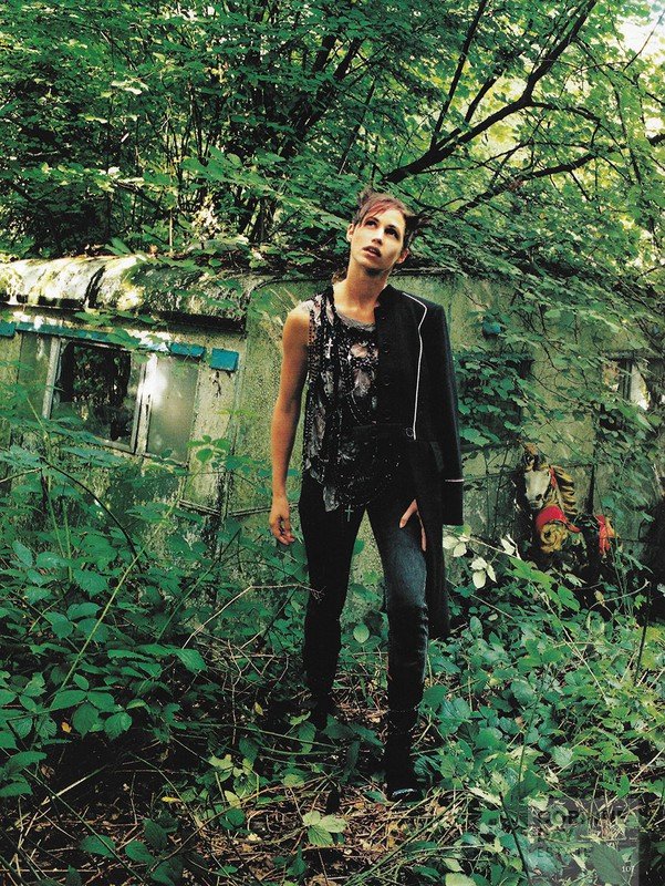 The morning after the year before..., British Vogue, January 2002 — Image 2 of 9