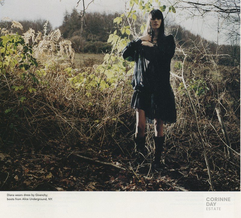 The Streakers Issue - May the circle remain unbroken, i-D, June 2002 — Image 3 of 9
