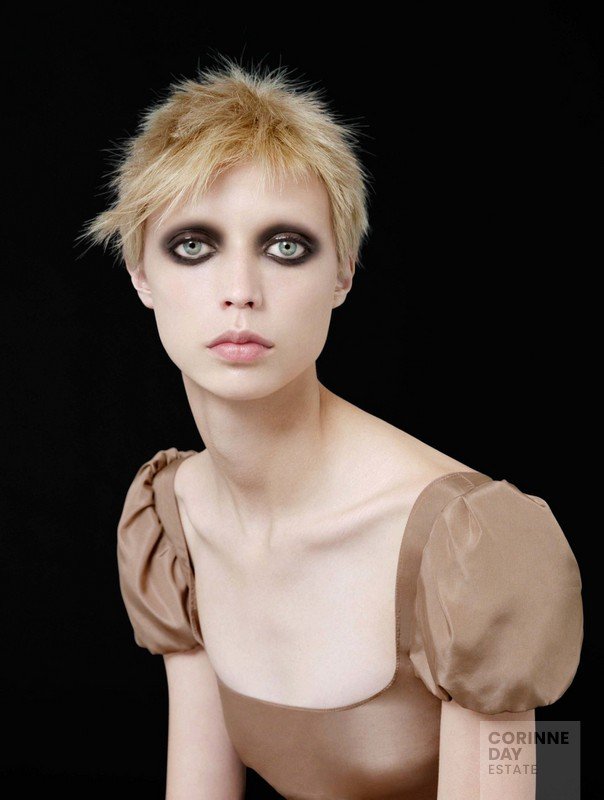 The small dress, Vogue Italia, March 2006 — Image 7 of 10