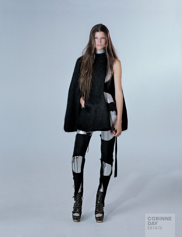 Supernova, British Vogue, November 2003 — Image 9 of 9