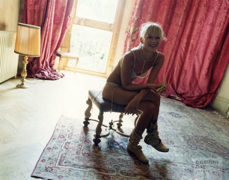 Gold Kate Moss, British Vogue, 2000 — Image 3 of 6