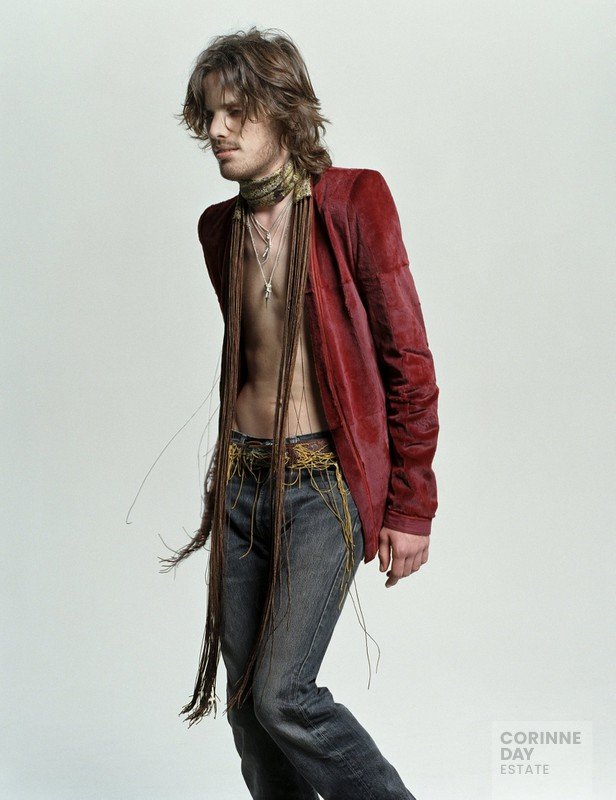 The Red Jacket, L'Uomo Vogue, July 2004 — Image 2 of 3