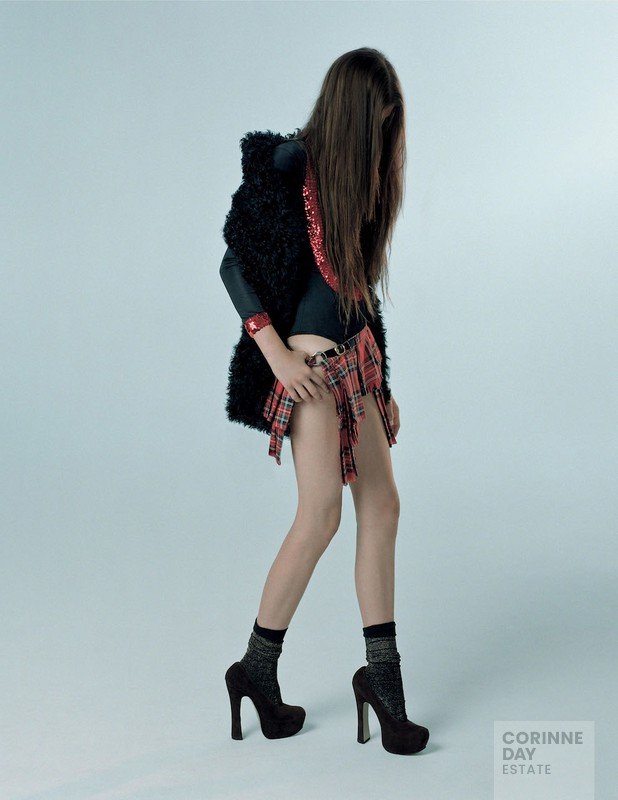 Supernova, British Vogue, November 2003 — Image 4 of 9