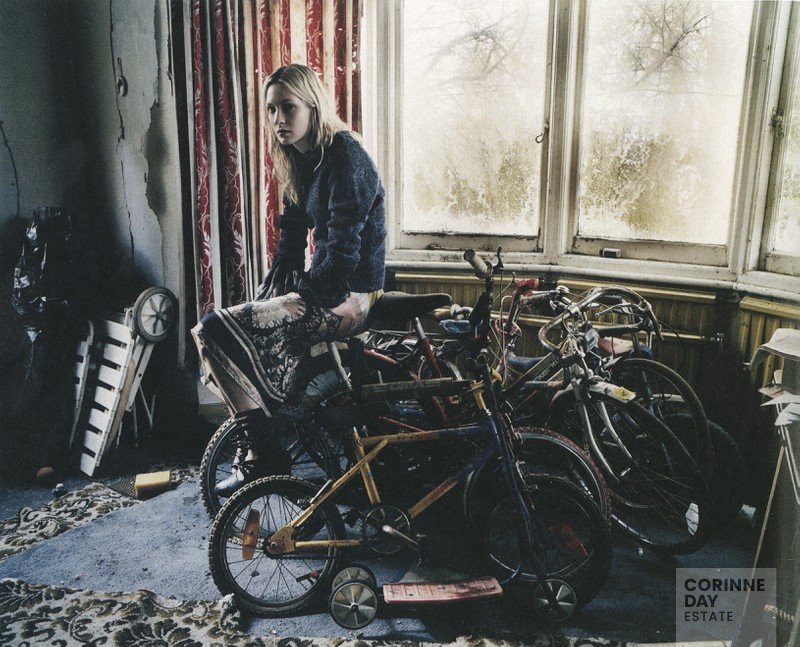 The Streakers Issue - May the circle remain unbroken, i-D, June 2002 — Image 2 of 9