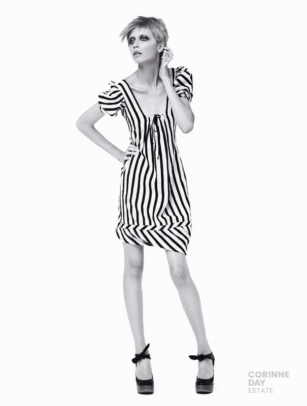 The small dress, Vogue Italia, March 2006 — Image 9 of 10